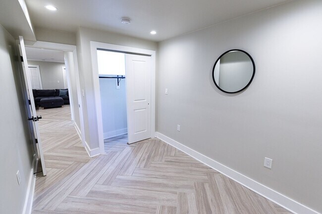Building Photo - Beautifully Updated 4 Bed/3.5 Bath Row-Hom...
