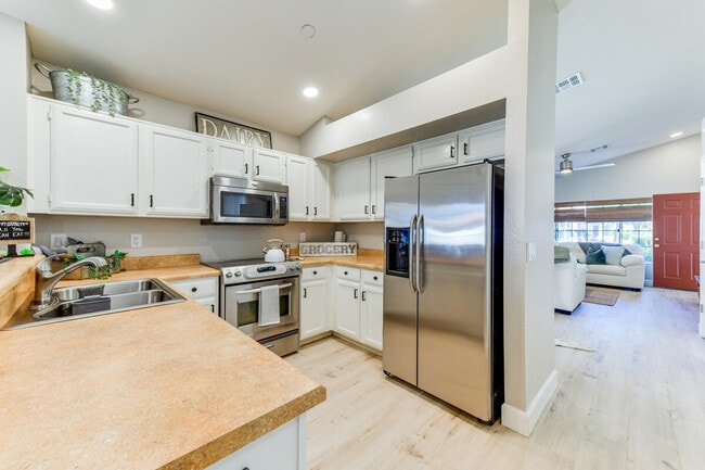 Building Photo - 1120 N Val Vista Dr