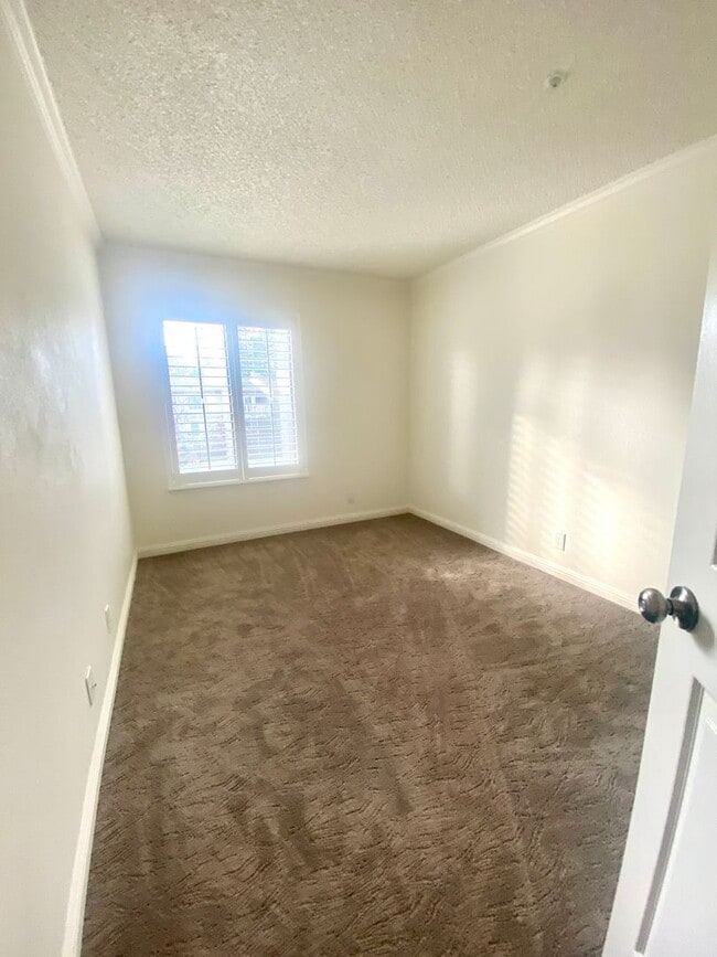 Building Photo - Pleasanton Townhouse, 2 Bed 2 Bath Upstairs End Unit, Private Patio, 2 parking spots, Close to do...