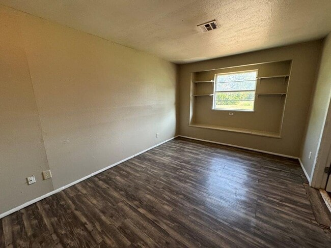 Building Photo - 3 bed, 1 bath home for rent in Moore near Santa Fe and NW 27th Street, New paint, and flooring!
