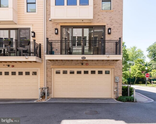 Building Photo - 1527 16th Rd N