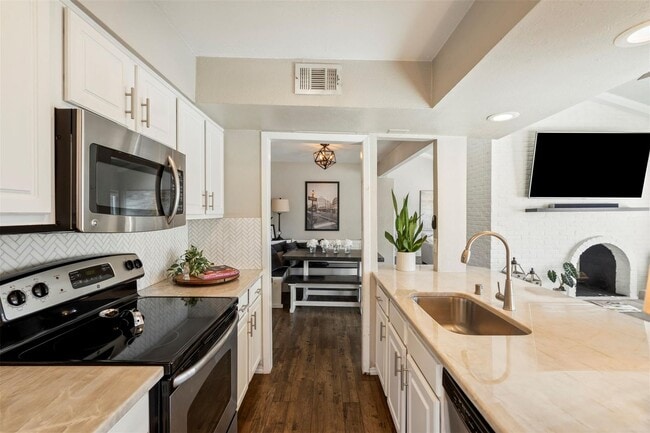 Building Photo - 5916 Sandhurst Ln