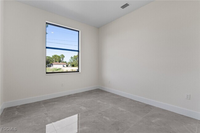 Building Photo - 1134 Cummings St E