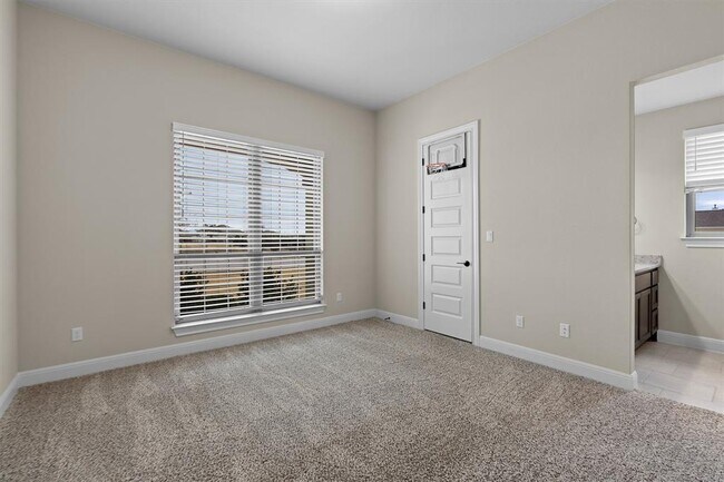 Building Photo - 305 Miranda Wy