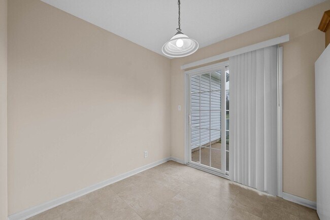 Building Photo - Large 2 Bedroom 2 1/2 Bath Dog Friendly Co...