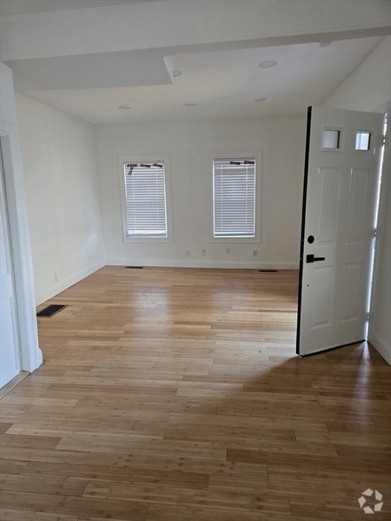 Building Photo - 137 Clapp St