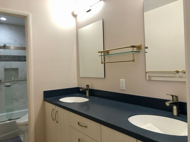 Building Photo - Beautifully Updated 3 bedroom + Office/2 B...