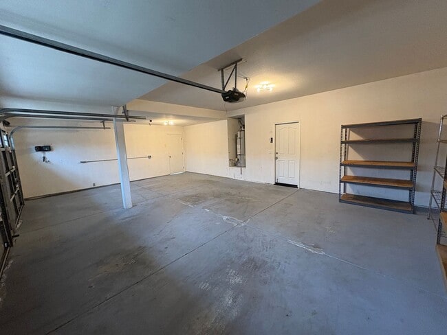 Building Photo - Spectacular home available now in a great neighborhood!