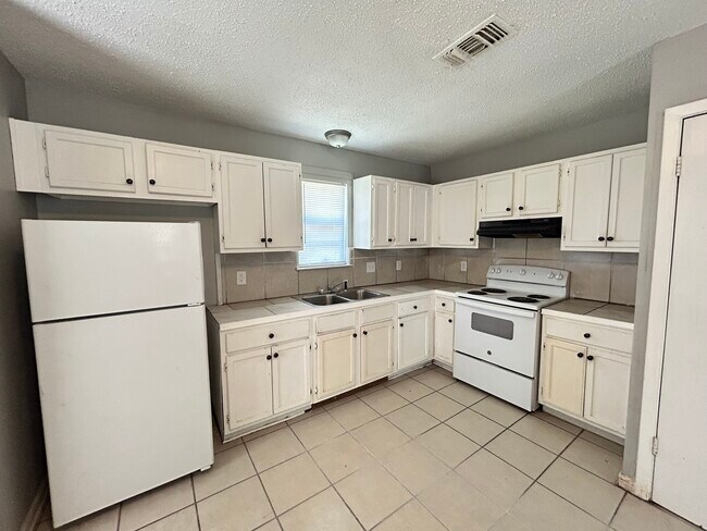Building Photo - 2509 S Belair Dr