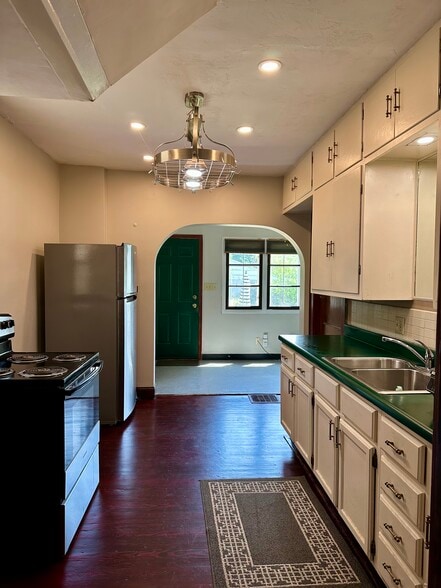 Kitchen - 784 Carpenter St