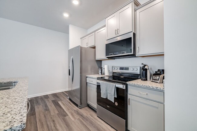 Building Photo - Luxury & Maintenance Free Living in Savann...