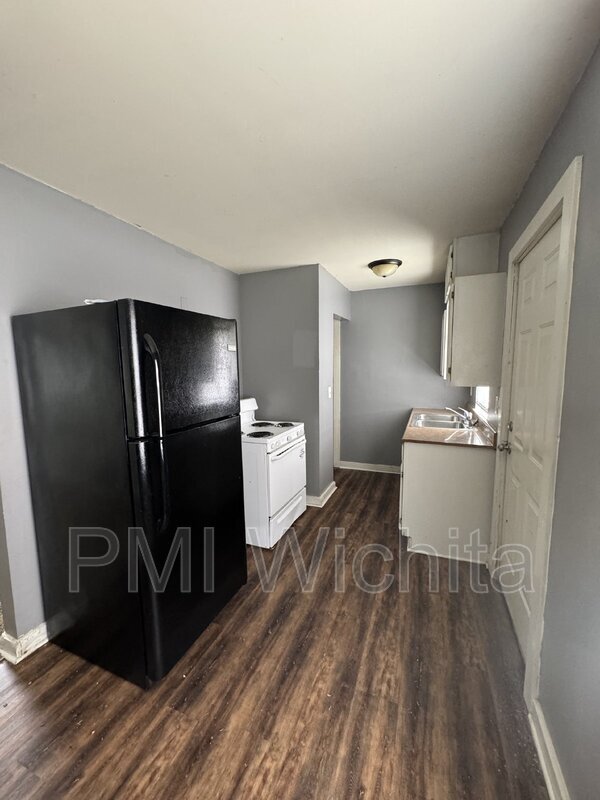 Building Photo - 824 S Water St