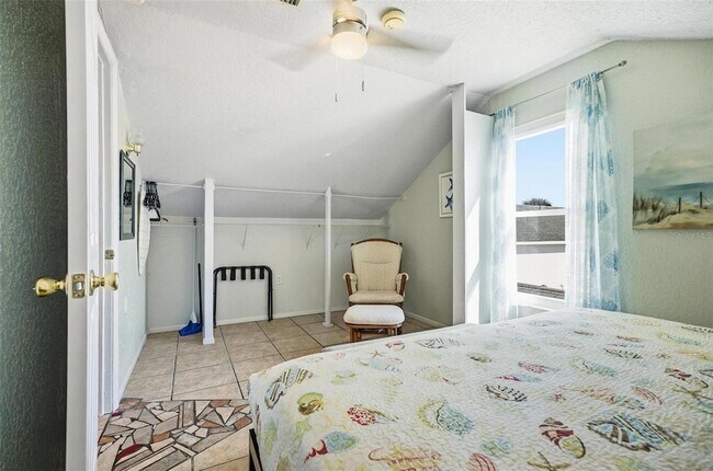 Building Photo - 305 N 6th St