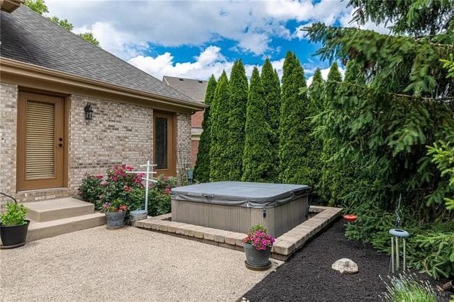 Building Photo - Immaculate Home in a Golf Course Community