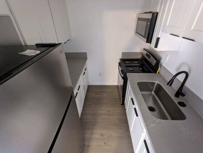 Building Photo - 2 Bedroom 1 Bath Townhouse w/ 1 Parking Stall.