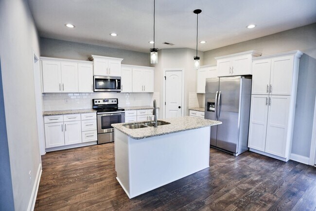 Building Photo - 208 Liam Ct