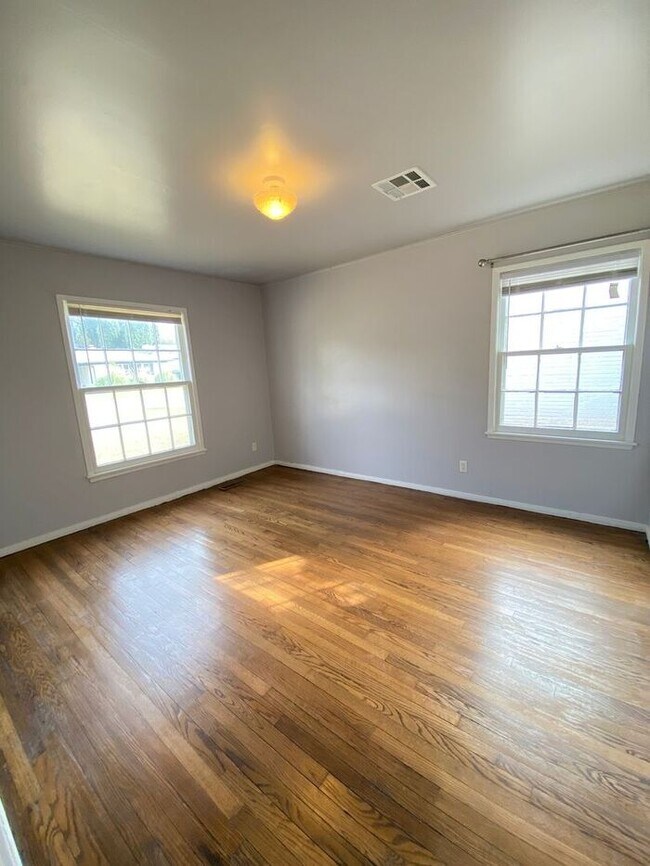 Building Photo - Cute 2 Bed 1 Bath in The Village