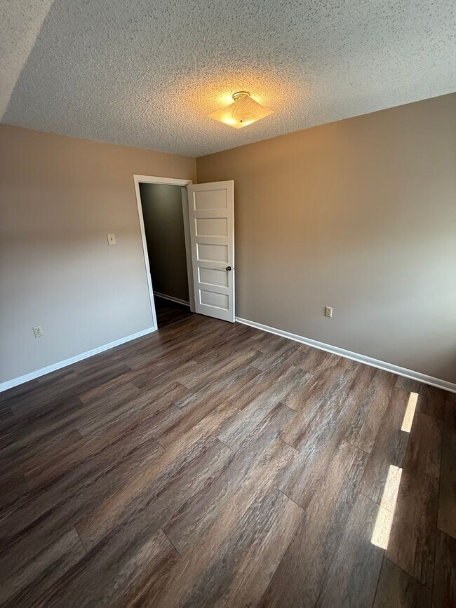 Building Photo - 836 Dewey Ave