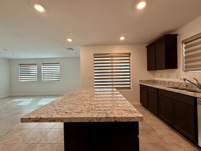 Building Photo - 3 BED 2.5 BATH 2 CAR GARAGE TOWNHOUSE W/ LOFT IN HENDERSON CADENCE COMMUNITY FEAT. COMMUNITY POOL!