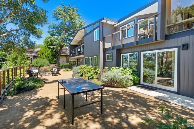 Building Photo - 453 Wellesley Ave
