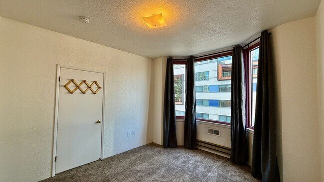 Building Photo - One Bedroom**Parking Included**The BayCrest- A Full Amenity Building**Open House**Sat/Sunday**11-...