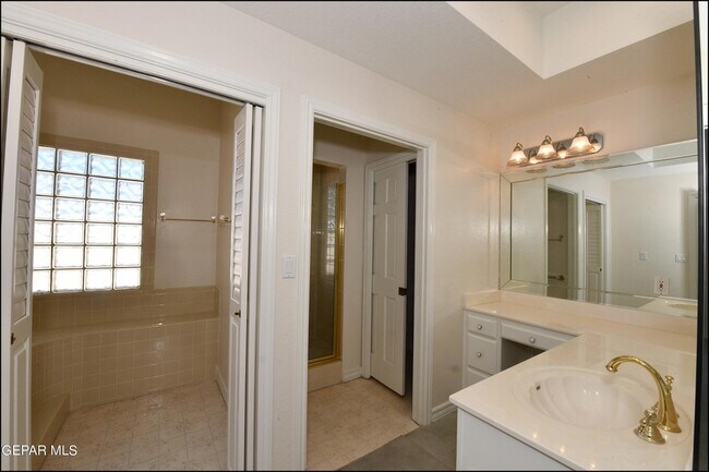 Building Photo - 1004 Los Jardines Cir