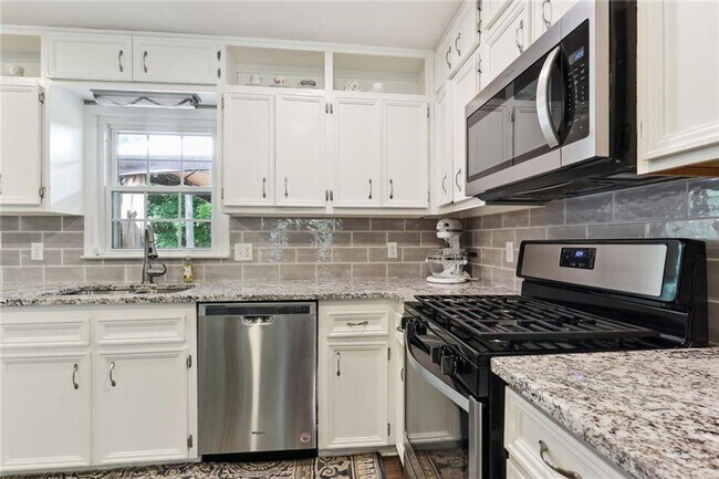 Building Photo - Beautifully Renovated 3-Bedroom, 2-Bath Ra...