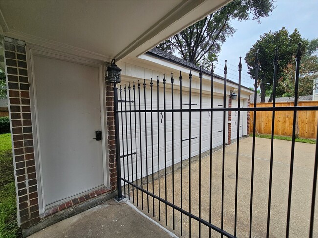 Building Photo - 15015 Dawnbrook Dr