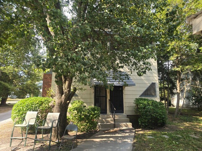 Building Photo - Charming Historic 2BR Apartment with Garag...