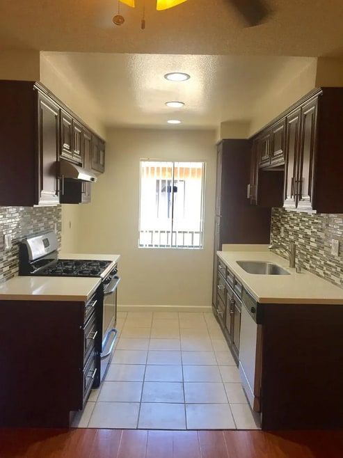 Building Photo - 725 E Providencia Ave