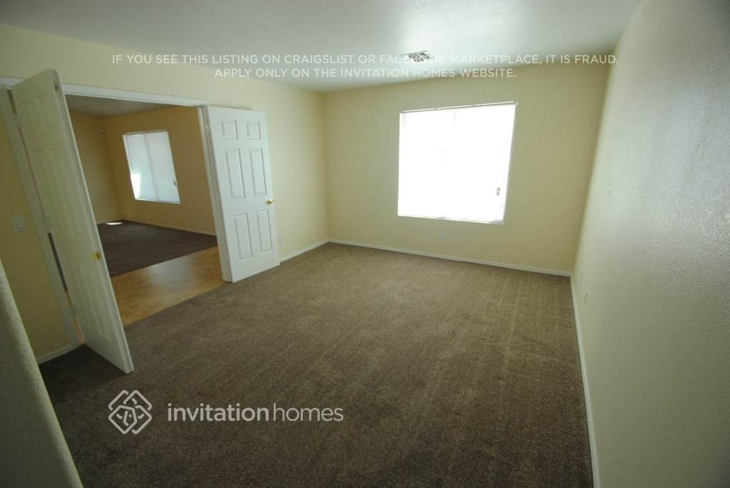 Building Photo - 9426 E Juanita Ave