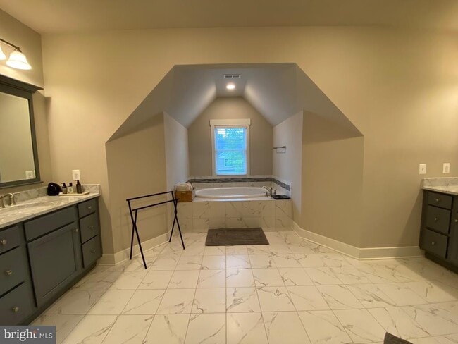 Building Photo - 2233 N Underwood St