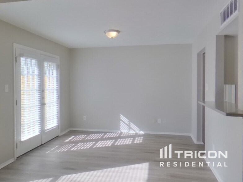 Building Photo - 2214 Gladstone Dr