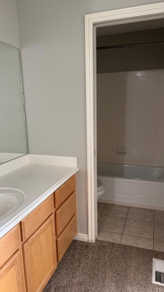 Building Photo - 365 E 760 N