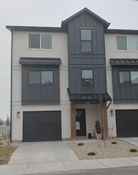 Building Photo - Townhome with Rooftop Balcony in Prime Ame...