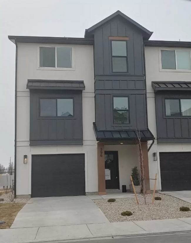 Building Photo - Townhome with Rooftop Balcony in Prime American Fork Location