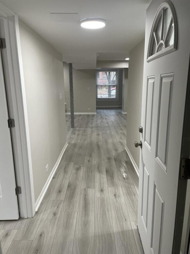 Building Photo - 1303 W Cornelia Ave