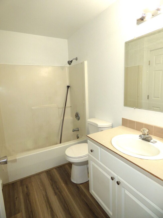 Building Photo - 3 bed 2 bath Duplex