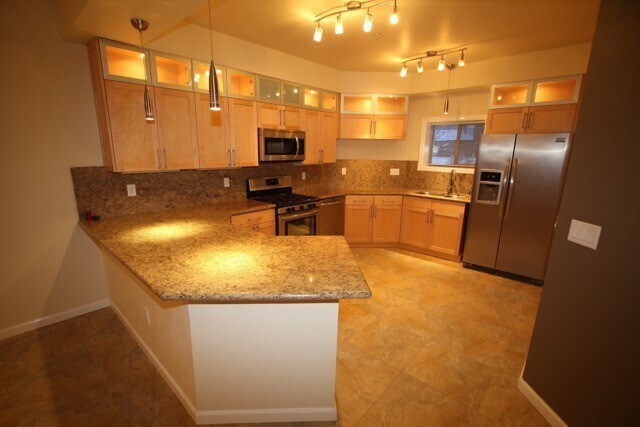 Building Photo - 2 Bedroom Condo close to Downtown and Shop...