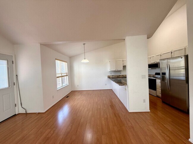 Building Photo - 537 Canyon View Dr