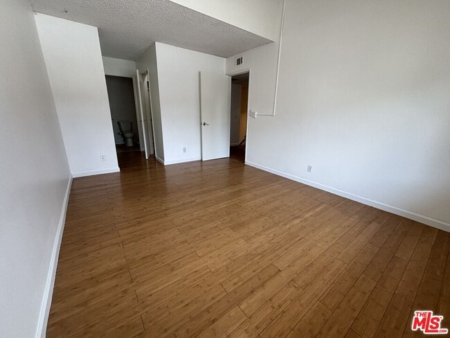 Building Photo - 10574 Sunland Blvd