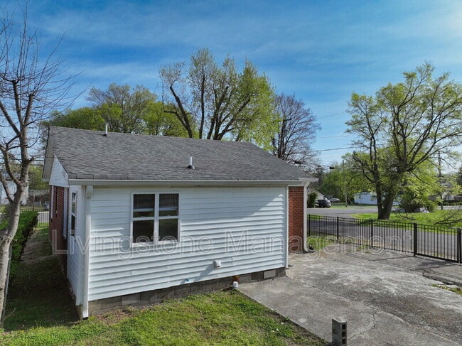 Building Photo - 501 Small St