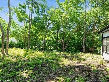 Building Photo - 3215 E 8th St