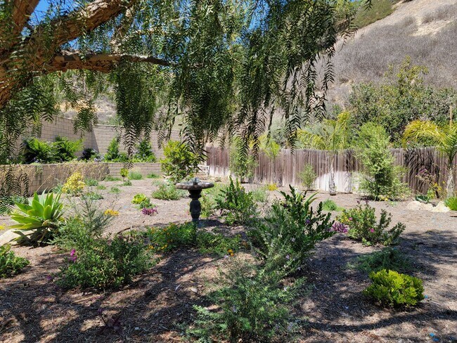 Building Photo - Very nice custom Camarillo 4+4 family home in great private location!