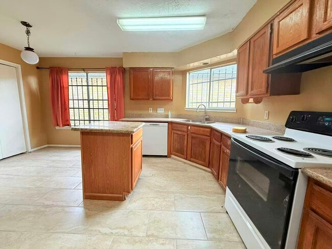 Building Photo - 6418 Gladewell Dr