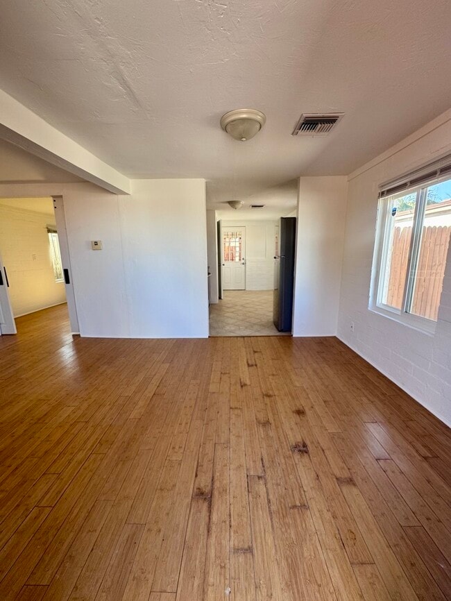 Building Photo - FOR RENT