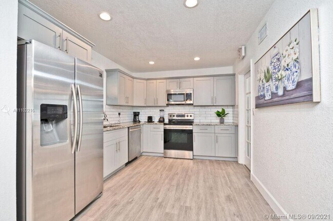 Building Photo - 5510 Pierce St