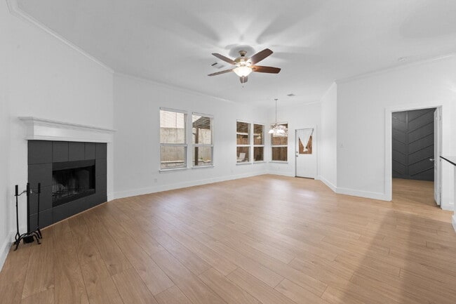 Building Photo - Spacious 5-Bedroom Retreat on Hidden Lake Court with Pool