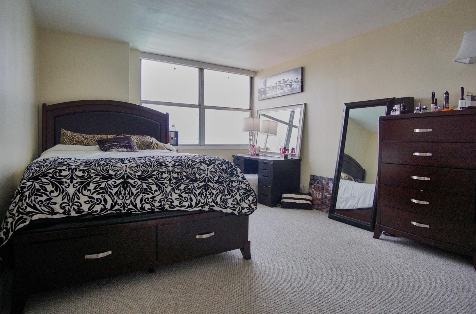 Building Photo - 6301 N Sheridan Rd