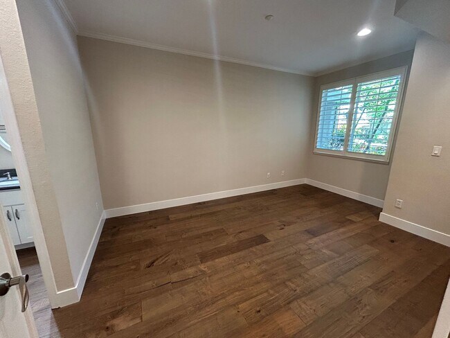 Building Photo - Beautiful 2 Bed, 2 Bath Single Story Condo...